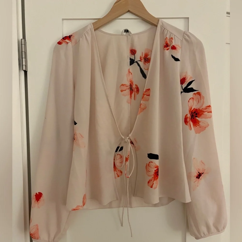 Wilfred | Aritzia Tia floral flowy long sleeve blouse cream size small front tie - Picture 4 of 8